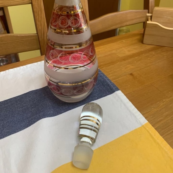 Bohemian Crystal Decanter with etchings in Cranberry & Gold colours. - Picture 3 of 3